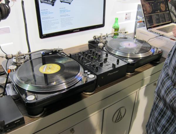 CES AT-LP1240-USB Turntable | Sound & Vision